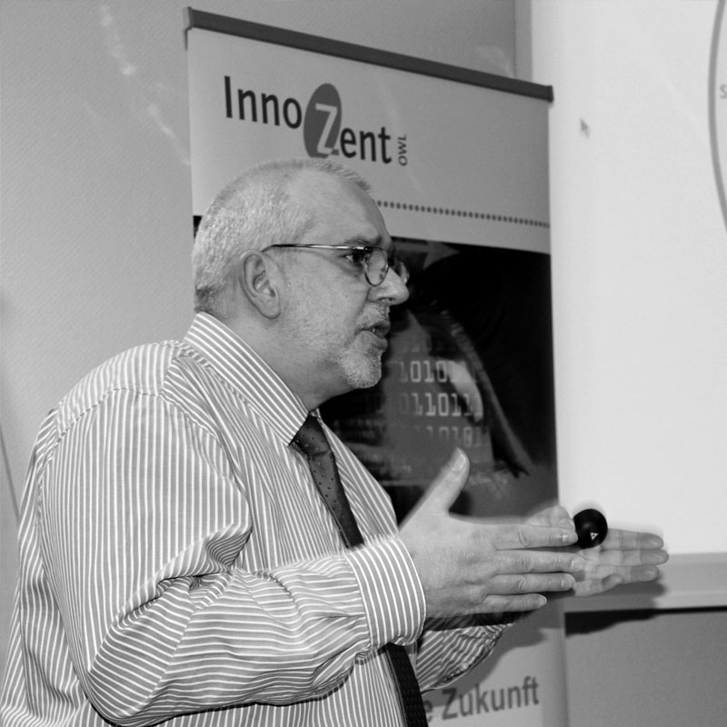Frank Michna als Redner bei einem Vortrag bei InnoZent OWL